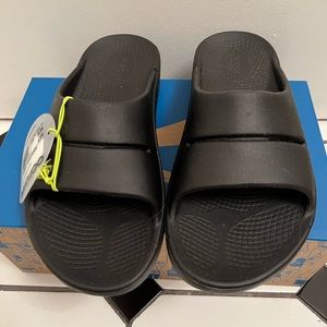 Oofos Ooahh Recovery Slide (BNWT, M7/W9)